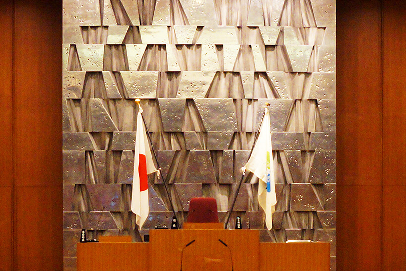 本会議場のレリーフの画像