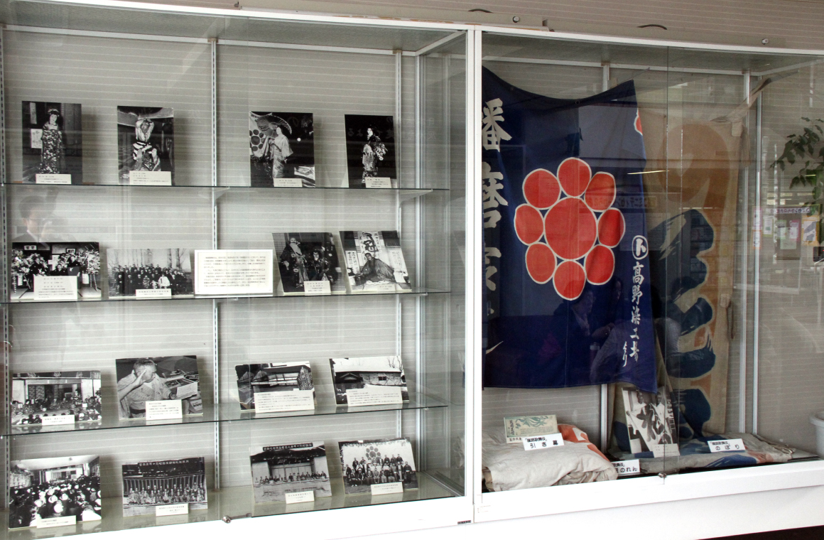 篠路コミュニティセンターの藍と篠路歌舞伎の展示の画像